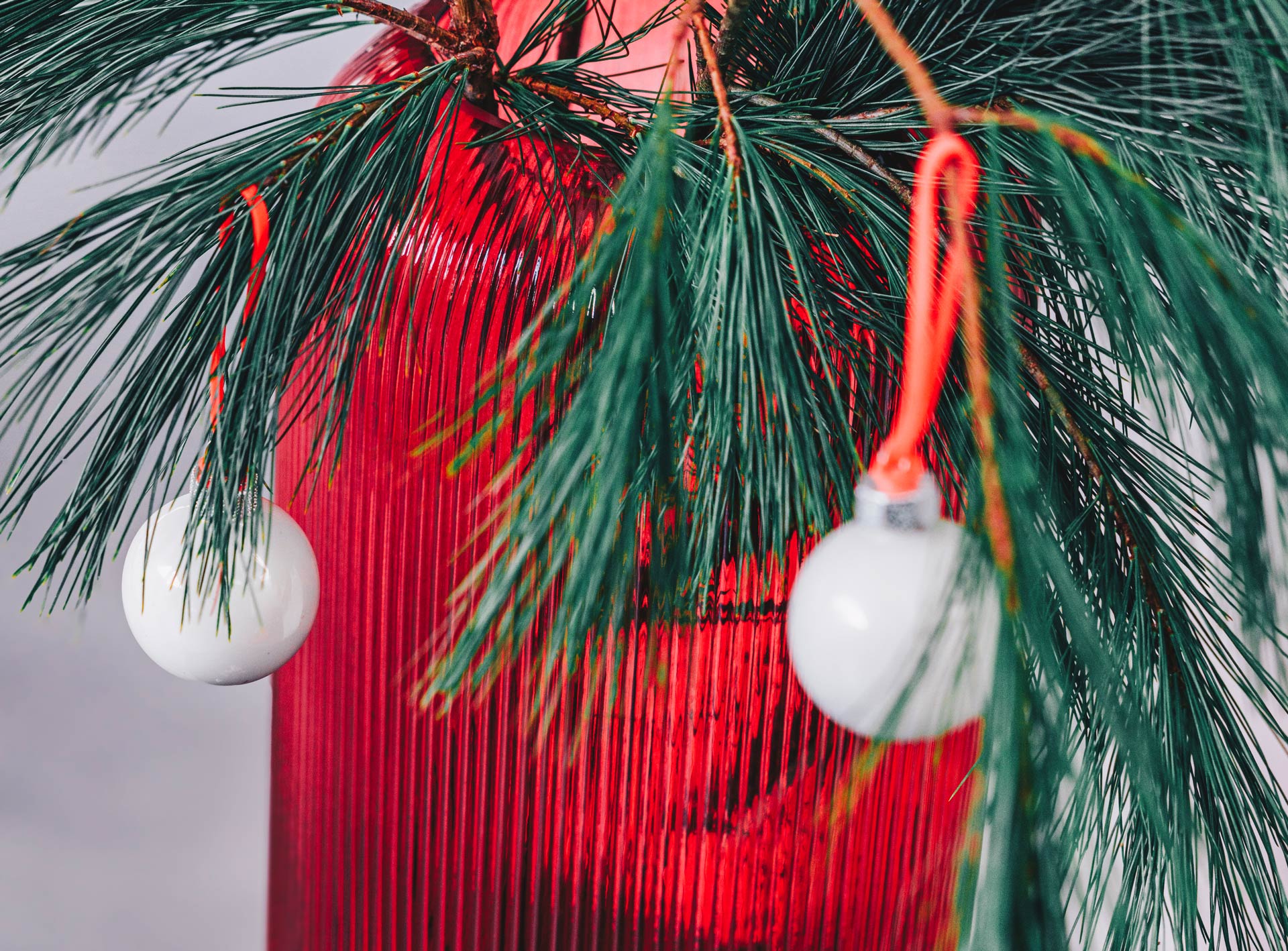 Dekovase mit Weihnachtsdeko und Christbaumkugeln X-Mas the place