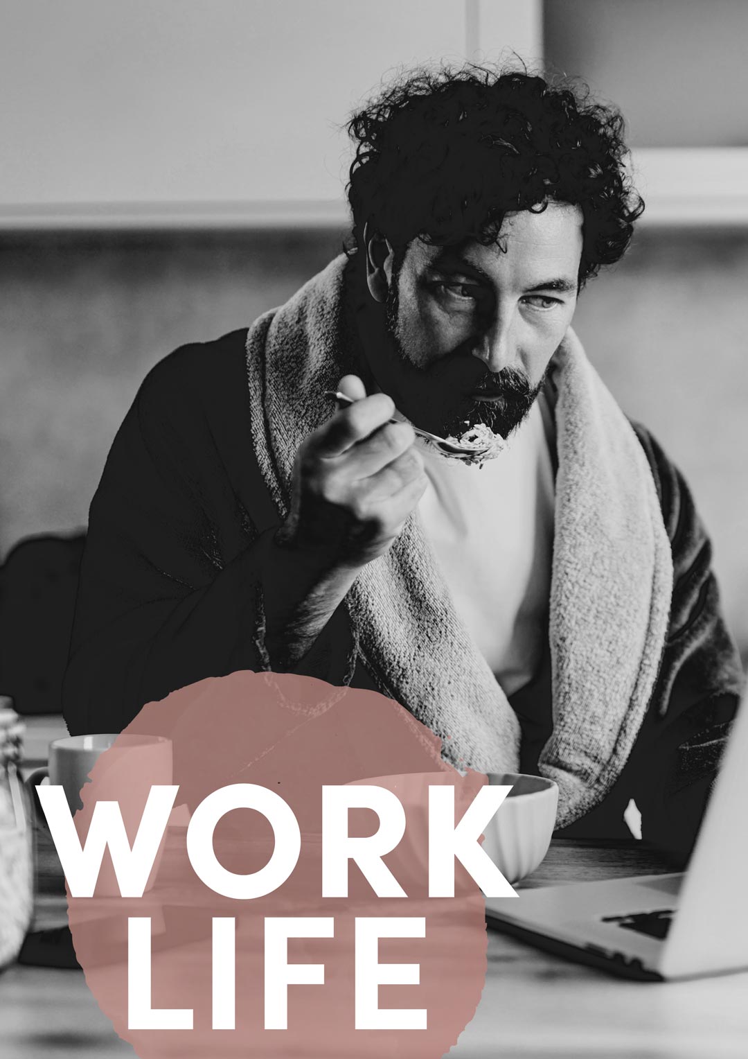 Schwarz-weißes Foto mit Person im Bademantel, Laptop und Schriftzug "Work Life"